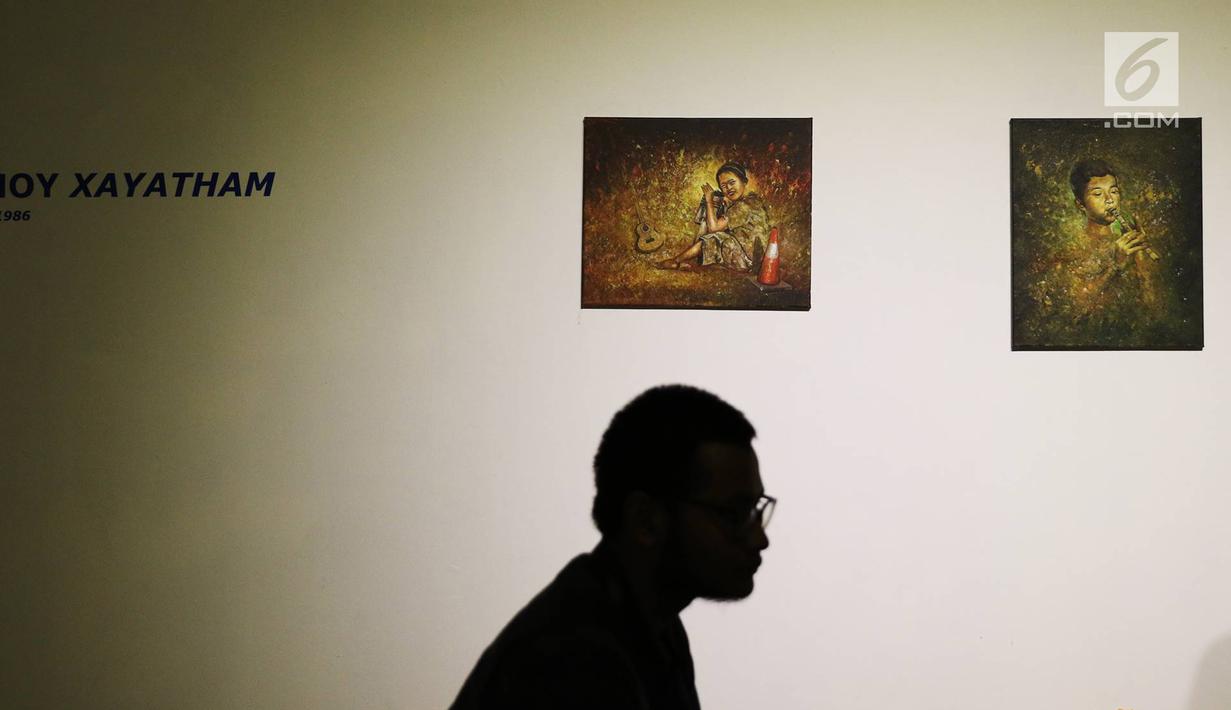 Pengunjung melihat karya yang dipajang dalam pameran bersama bertajuk 'Mutual Unknown' di Galeri Nasional, Jakarta, Sabtu (3/6). Pameran ini menampilkan karya-karya dari sembilan seniman muda Asia Tenggara. (Liputan6.com/Immanuel Antonius)