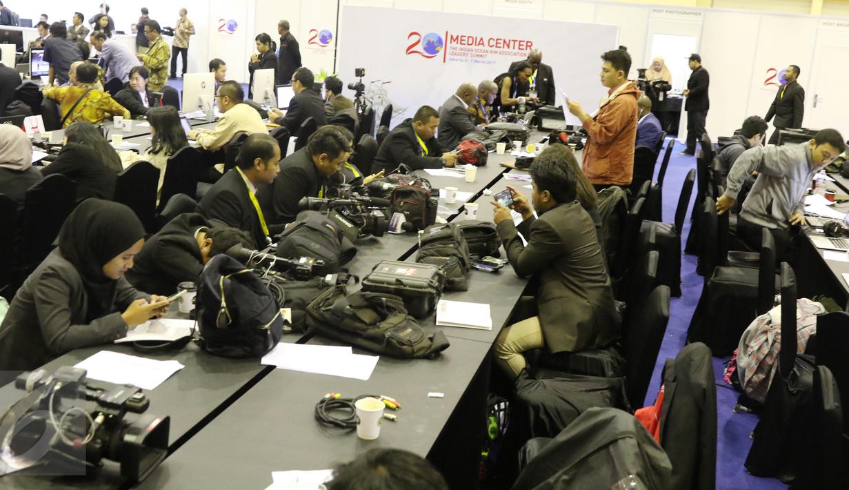 Kesibukan awak media di dalam media center KTT IORA 2017 di Jakarta Convention Center, Senin (6/3). Media center ini merupakan ruangan yang disediakan panitia untuk para jurnalis yang meliput kegiatan KTT IORA ke-20. (Liputan6.com/Angga Yuniar) 