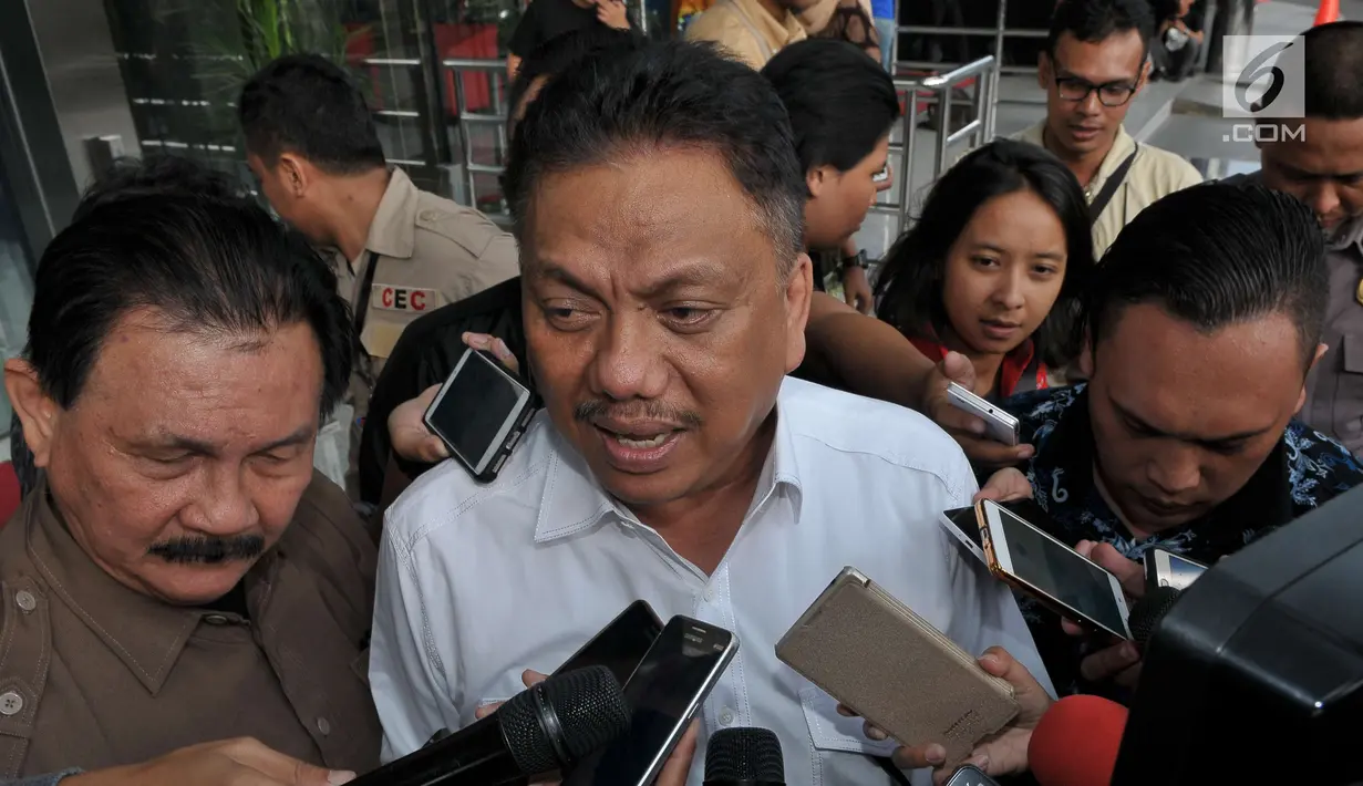 Gubernur Sulawesi Utara Olly Dondokambey memberikan keterangan pers usai menjalani pemeriksaan terkait kasus E-KTP, Jakarta, Selasa (4/7). (Liputan6.com/Helmi Afandi)