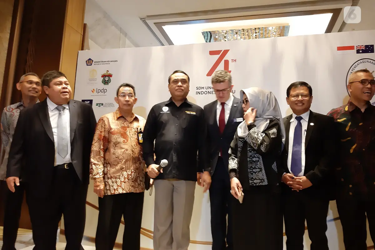 Menteri PAN-RB Syafruddin dan Direktur Utama LPDP Rionald Silaban (paling kiri) mendukung agar ASN kuliah di luar negeri.