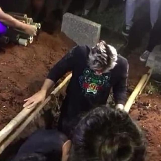 6 Momen Haru Ammar Zoni Saat Memakamkan Putri Kembarnya