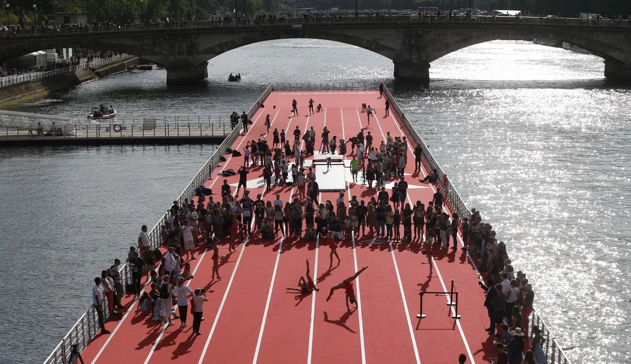 Penonton menyaksikan kebolehan atlet  saat melakukan promosi Paris menjadi kandidat tuan rumah Olimpiade 2024 dekat jembatan Alexandre III di Paris, (24/6/2017). (AFP/Geoffroy Van Der Hasselt)