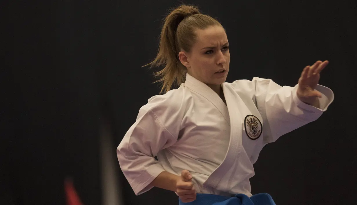 Karateka Austria, Wieninger Kristin, tampil pada Kejuaraan Dunia Karate Junior, Cadet, dan U-21 2015. (Bola.com/Vitalis Yogi Trisna)