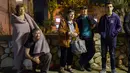 Warga Israel berdiri di luar gedung mereka setelah terkena roket yang ditembakkan dari Gaza di Kota Ashkelon, Israel, Minggu (5/52019). Koordinator Khusus PBB untuk Proses Perdamaian Timur Tengah, Nickolay Miadenov mengutuk kekerasan antara Palestina dengan Israel. (AP Photo/Tsafrir Abayov)