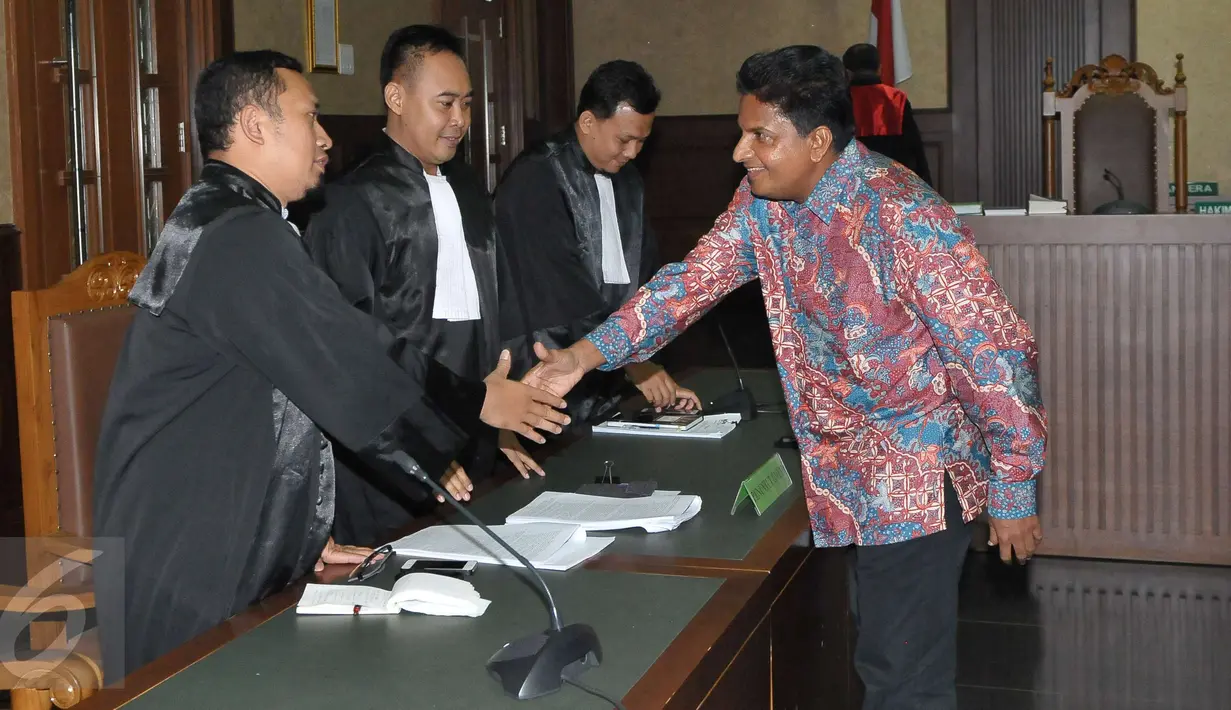 Terdakwa penyuap pejabat pajak, Ramapanicker Rajamohanan Nair menyalami Penuntut Umum usai sidang vonis di Pengadilan Tipikor, Jakarta, Senin (17/4). Sebelumnya jaksa menuntut hukuman 4 tahun penjara untuk Ramapanicker. (Liputan6.com/Helmi Afandi)
