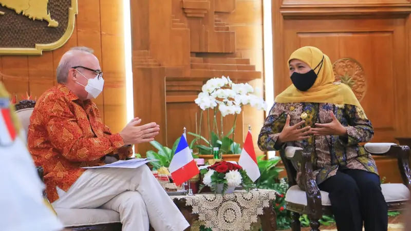 Khofifah Indar Parawansa menerima kunjungan kerja Duta Besar Prancis untuk Indonesia YM Olivier Chambard (Dian Kurniawan/Liputan6.com)