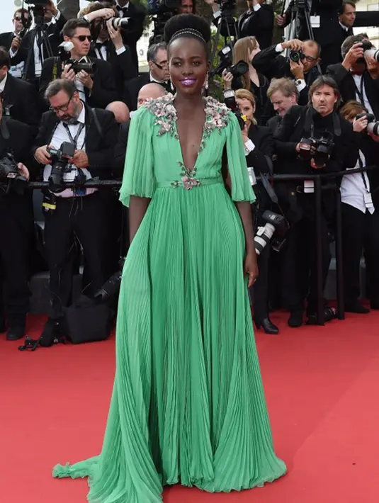 Lupita Nyong'o tampil cantik mengenakan gaun berbahan sifon warna hijau saat menghadiri pembukaan Cannes Film Festival dan premier film 'La Tete Haute', di Cannes, Prancis, Rabu (13/5). (AFP PHOTO/ANNE-CHRISTINE POUJOULAT)