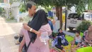 Pasien dan anggota keluarganya mengungsi di luar Rumah Sakit Umum Anutapura menyusul gempa berkekuatan magnitudo 6,7 di Palu, Sulawesi Tengah, Selasa 16 Juni 2026. (MUHAMMAD RIFKI/AFP)