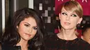 Ternyata berawal sama-sama pernah pacaran dengan Jonas Brother menjadi awal pertemanan mereka terjalin. Selena bercerita soal rambut Taylor kala itu saat masih keriting dan mengembang. (AFP/Jason Merritt)