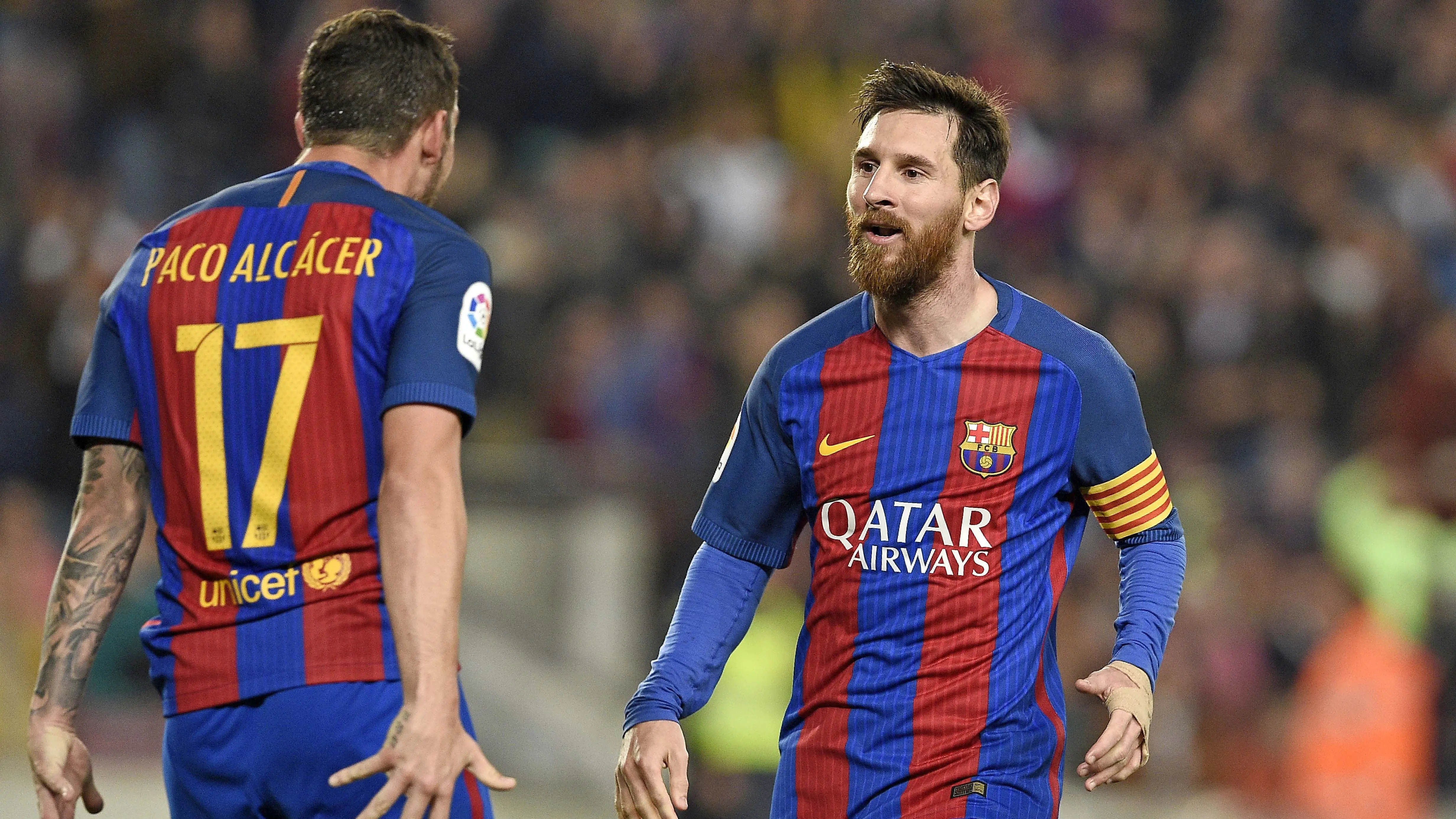 Penyerang Barcelona, Paco Alcacer (kiri) hanya mampu menjadi pelapis Lionel Messi, Neymar dan Suarez. Bersama Barcelona Paco telah mencetak delapan gol dari 28 penampilan. (AFP/Lluis Gene)