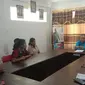 Foto: Aktivis pemerhati anak saat berdialog dengan kepala dinas pendidikan Alor (Liputan6.com/Dion)