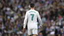 Bintang Real Madrid, Cristiano Ronaldo, tampak kecewa usai gagal mengalahkan Atletico Madrid pada laga La Liga Spanyol di Stadion Santiago Bernabeu, Madrid, Minggu (8/4/2018). Kedua klub bermain imbang 1-1. (AFP/Gabriel Bouys)