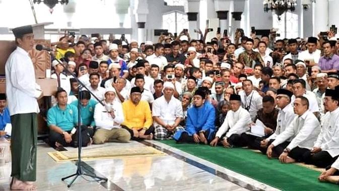 Jokowi membeli sarung di Aceh (Liputan6.com/Rino Abonita)