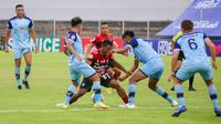 Para pemain Persela Lamongan mengawal pergerakan pemain Bali United, Ebber Bessa, Selasa (1/3/2022).