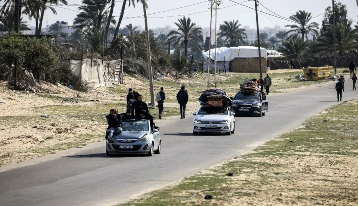 Mereka menambahkan bahwa ribuan orang melarikan diri dari bagian barat Khan Younis ke arah Deir al-Balah di Gaza tengah dan Rafah di ujung selatan Gaza. (AFP)