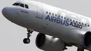 Pesawat penumpang Airbus A320neo lepas landas selama acara penerbangan pertama di Colomiers, Toulouse, Perancis, (25/9/2014). (REUTERS/Regis Duvignau)