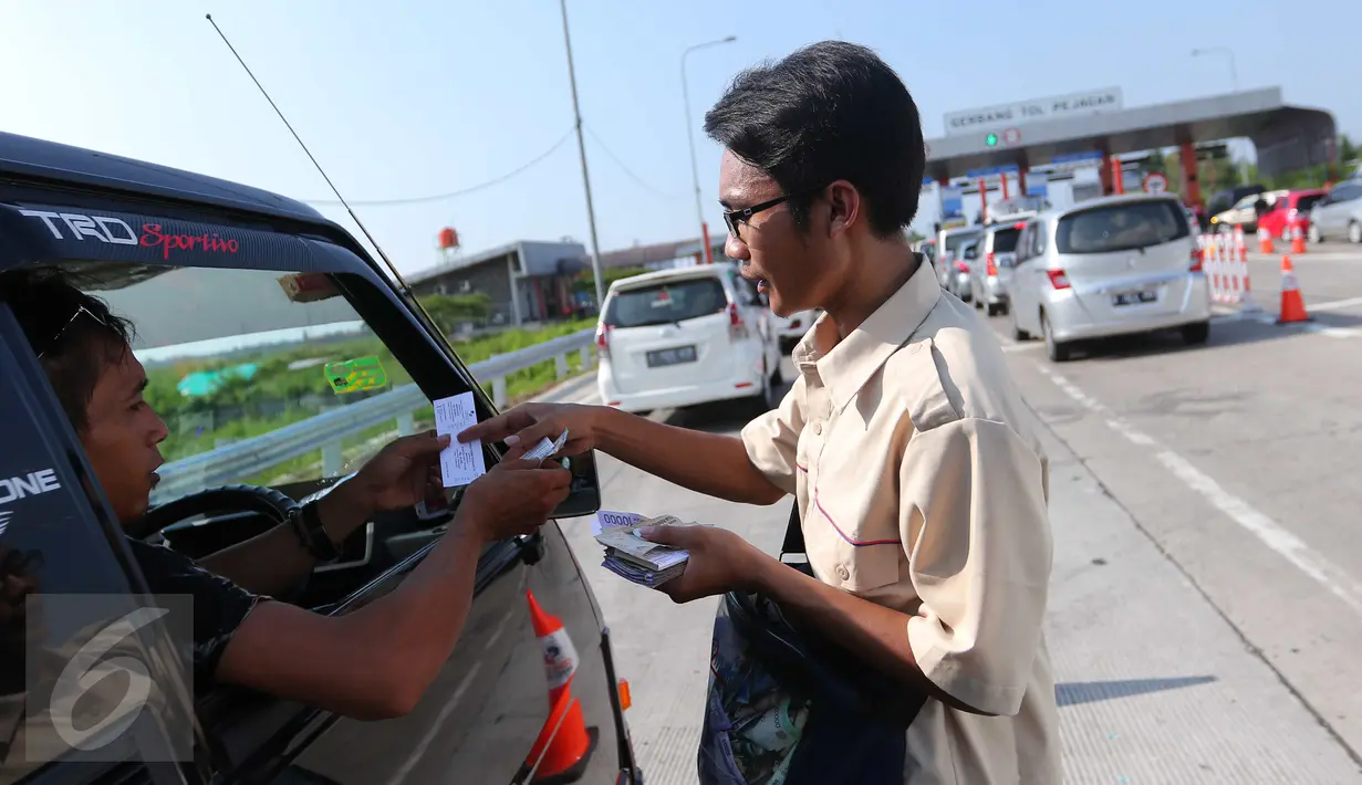 Petugas Lintas Marga Sedaya (LMS) menghampiri pengendara untuk menagih uang tol di pintu keluar Pejagan, Jawa Tengah, Sabtu (2/7). Sistem 'jemput bola' pembayaran tiket tol itu untuk mengurai kemacetan saat arus mudik. (Liputan6.com/Angga Yuniar)