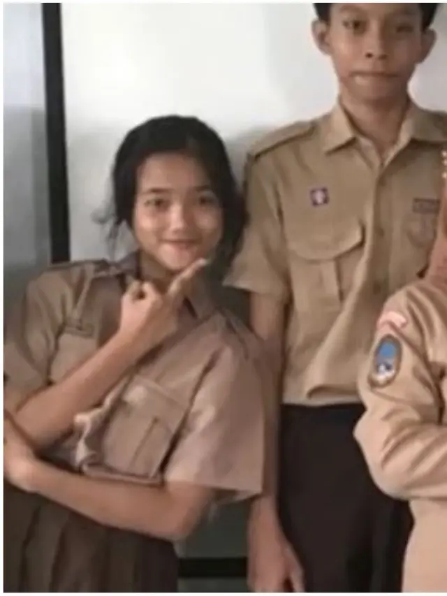 6 Foto Lawas Fuji Saat Pakai Seragam Pramuka SMA, Tengil Sedari Dulu