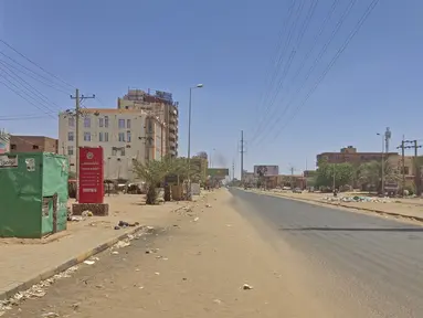 Sebuah jalan sepi digambarkan di Khartoum, Sudan, saat bentrokan mematikan antara pasukan jenderal saingan telah memasuki minggu ketiga, Senin (1/5/2023). (Photo by AFP)