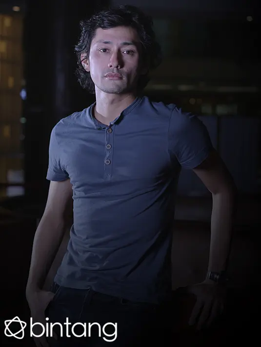 Terjun kembali ke dunia entertainment tentunya harus siap menghadapi saingan bakat-bakat muda. Revaldo pun berusaha dengan meyakinkan diri jika dirinya bisa menemukan jalan terbaik. (Nurwahyunan/Bintang.com)