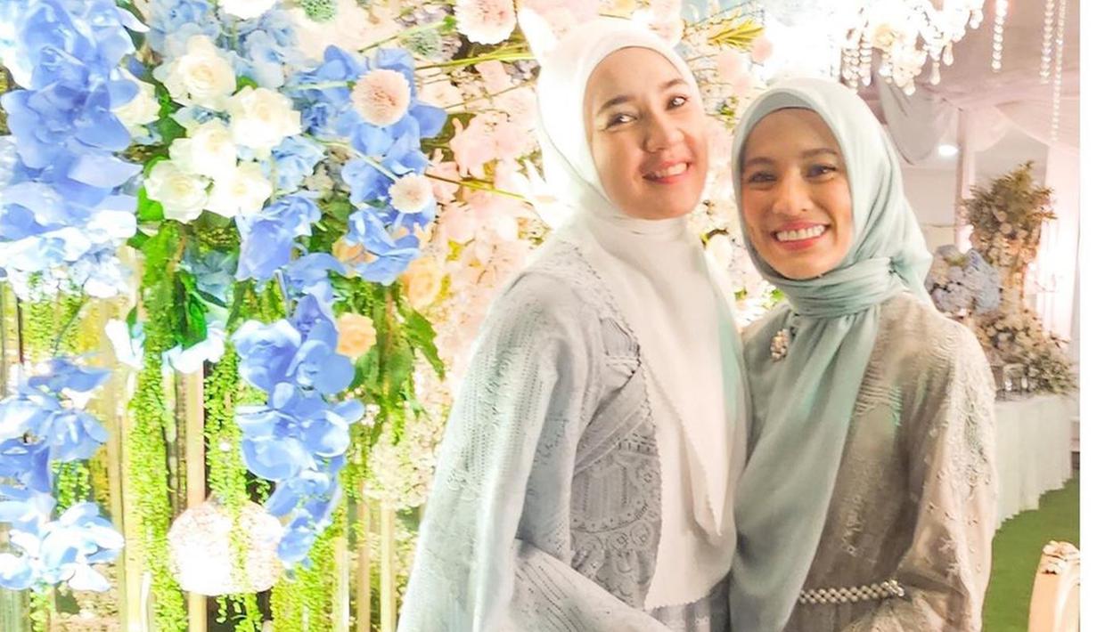 Dhini Aminarti dan Alyssa Soebandono diketahui pernah bermain dalam satu judul sinetron yang sama, yaitu Lagu Cinta Nirmala pada tahun 2011 silam. Pertemuan itu kemudian membawa keduanya ke persahabatan hingga kini, walaupun sudah jarang tampil bersama di layar kaca. (Liputan6.com/IG/@dhiniaminarti)