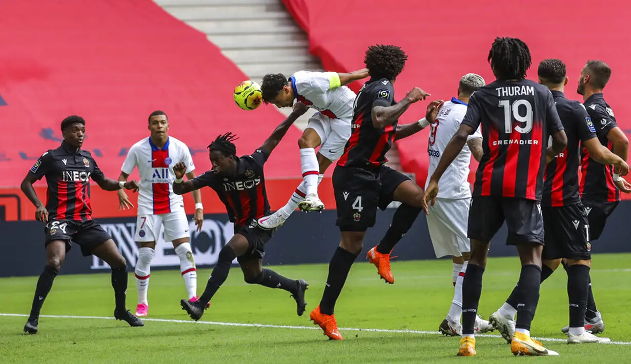 Pemain Paris Saint-Germain Marquinhos mencetak gol ke gawang Nice pada pertandingan League One di Stadion Allianz Riviera, Nice, Perancis, Minggu (20/9/2020). Paris Saint-Germain berhasil mengalahkan Nice 3-0. (AP Photo/Daniel Cole)