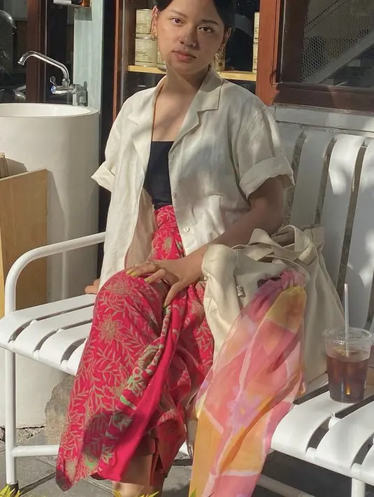 Anak Sulung Bupati Ponorogo, Jian Ayune Sundul Langit, tengah viral berkat namanya yang unik. Telah lulus perguruan tinggi, ia pun kerap tampil stylish dengan kebaya dan kainnya. [Instagram/@jianayune]