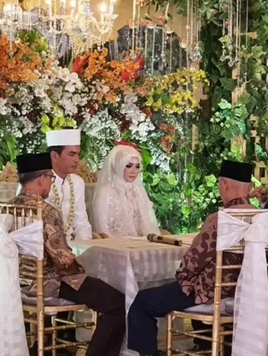 14. Setahun setelah sang istri meninggal dunia, aktor Teddy Syah menikah lagi. Mantan istri Rina Gunawan itu menikahi pengusaha asal Bandung, Anne Kurniasih. Teddy dan Anne menikah pada 27 November di kediaman mempelai perempuan. Kabar pernikahan pasangan ini juga mengejutkan publik dan tak diketahui awak media. [Instagram/nitanitnot02]