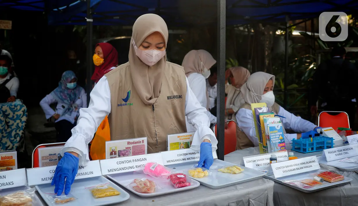 Petugas Balai Besar Pengawas Obat dan Makanan (BBPOM) DKI Jakarta menguji sampel takjil di kawasan Bendungan Hilir, Jakarta, Rabu (5/4/2023). (Liputan6.com/Angga Yuniar)