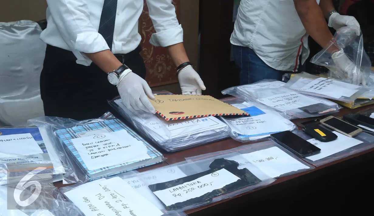 Sejumlah uang diperlihatkan Polda Metro Jaya yang merupakan barang buktu hasil OTT di Kemenhub kemarin, Jakarta, Rabu (12/10). Total uang OTT Suap yang didapatkan sebesar Rp 17.270.000. (Liputan6.com/ Herman Zakharia)