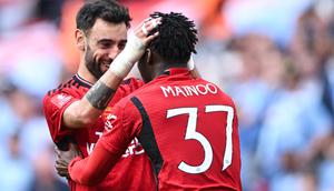 Kobbie Mainoo dan Bruno Fernandes - Manchester City Vs Manchester United di final Piala FA 2023/2024 (AFP/Justin Tallis)