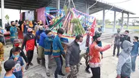 Warga pesisir Muncar, Banyuwangi kembali menggelar tradisi tahunan petik laut di Pelabuhan Muncar, Banyuwangi, Kamis (3/9/2020).