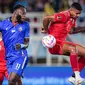 Pemain Arema FC, Charles Lokoli Ngoy (kiri) berebut bola dengan pemain Borneo FC, Ronaldo de Souza pada laga final Piala Presiden 2024 di Stadion Manahan, Solo, Minggu (4/8/2024). (Bola.com/Bagaskara Lazuardi)