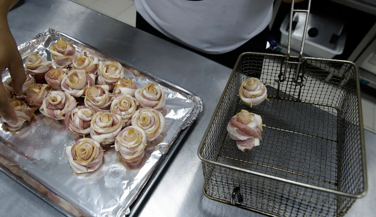 Daging yang telah dibentuk menyerupai mawar siap untuk digoreng, Manila, Filipina, Jumat (10/2). Harga selusin mawar daging ini dibandrol 44 Dolar AS. (AP Photo / Aaron Favila)