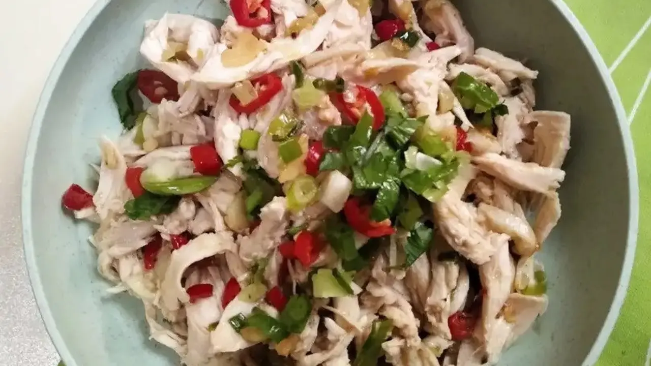 Resep ayam kukus suwir. (dok. Cookpad @atidewdew)