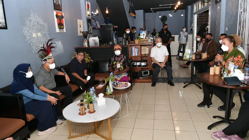 Mengawali kunjungan kerjanya di Jayapura, Wapres Ma'ruf Amin singgah di kedai Meja Kopi yang terletak di Ruko Pasifik Permai Dok II Jayapura, Provinsi Papua, Selasa (29/11/2022) (Setwapres)