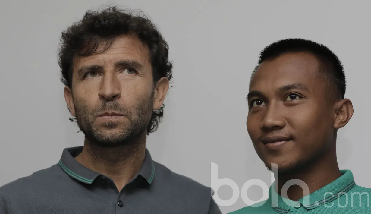 Gelandang Bhayangkara FC, Muhammad Hargianto, dan pelatih Timnas Indonesia, Luis Milla, menghadiri jumpa pers. Muhammad Hargianto dkk punya waktu lima hari persiapan jelang laga kontra Myanmar. (Bola.com/M Iqbal Ichsan)
