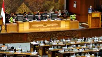 Ketua DPR RI Setya Novanto (kanan) menyampaikan pidato saat sidang paripurna di Komplek Parlemen, Jakarta. Jumat (24/04/2015). Sidang Paripurna yang beragendakan Laporan Komisi III DPR RI terhadap Hasil Pembahasan atas RUU. (Liputan6.com/Andrian M Tunay)