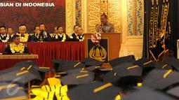 Kapolri Jenderal Badrodin Haiti saat memberikan pidato sambutan pada acara Dies Natalis PTIK ke-70 di Auditorium PTIK, Jakarta, Jumat (17/6). Prosesi wisuda ini dihadiri pula sejumlah perwira tinggi Polri. (Liputan6.com/Helmi Afandi)