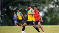 Pemain muda Arema FC, Nasir saat menjalani latihan. (Rana Adwa)