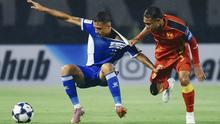 Bek kanan Persib Bandung, Eliano Reijnders mendapatkan tarikan dari winger Selangor FC, Faisal Halim dalam laga ketiga Grup G AFC Champions League 2 2025/2026 di Stadion Gelora Bandung Lautan Api, Bandung, Kamis (23/10/2025). (Dok. Persib).