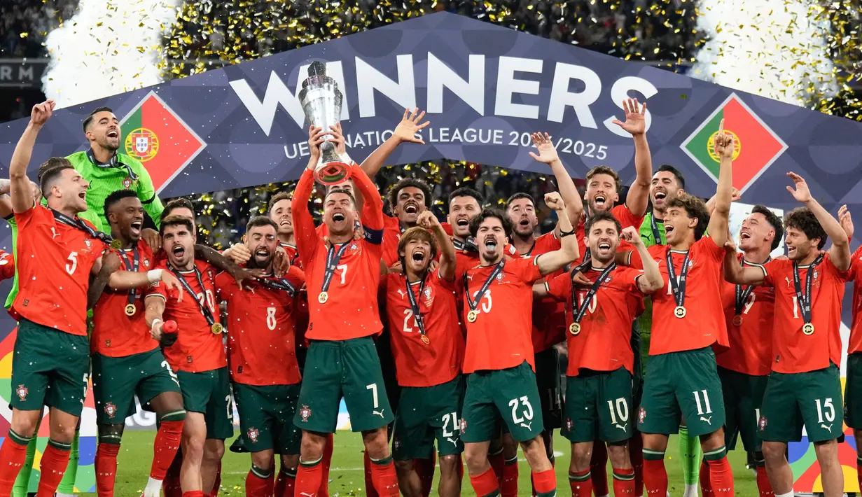 Timnas Portugal berhasil keluar sebagai juara UEFA Nations League 2025 setelah menaklukkan Timnas Spanyol lewat drama adu penalti di Allianz Stadium, Senin (09/06/2025) dini hari WIB. (AP Photo/Matthias Schrader)
