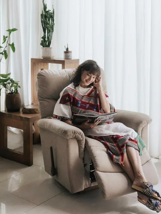 Nadine tampaknya menyukai dress motif etnik. Dalam potret lainnya menunjukkan gayanya yang stylish dalam balutan dress etnik warna monokrom. (Instagram/nadinelist).