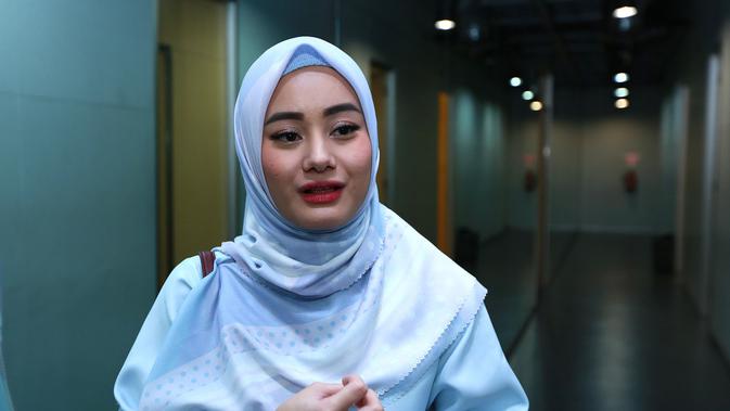Dari Buka Tutup Hijab Ini Cerita Dinda Hauw Menuju Hijrah News Entertainment Fimela Com