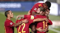 Para pemain Spanyol merayakan gol yang dicetak oleh Sergio Ramos ke gawang Ukraina pada laga UEFA Nations League Estadio Alfredo Di Stefano, Senin (7/9/2020). Spanyol menang 4-0 atas Ukraina. (AP Photo/Bernat Armangue)