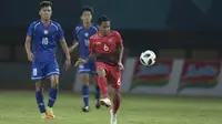 Gelandang Timnas Indonesia, Evan Dimas, mengontrol bola saat melawan Taiwan pada laga Grup A Asian Games di Stadion Patriot, Jawa Barat, Minggu (12/8/2018). (Bola.com/Vitalis Yogi Trisna)