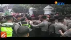 Bentrokan antara polisi dengan mahasiswa yang tergabung dalam HMI Bandung tak terhindar setelah para pengunjuk rasa merangsek masuk ke komplek DPRD Jawa Barat.