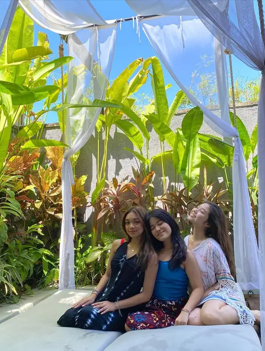 Belum lama ini, Naura Ayu berlibur ke Pulau Dewata, Bali. Penampilannya kala berlibur mencuri perhatian. (Instagram/naura.ayu).