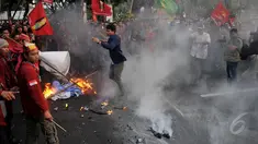 Ratusan mahasiswa membakar spanduk saat aksi di depan Istana Negara, Jakarta, Kamis (21/5/2015). Mereka menuntut Jokowi-JK untuk turun karena dinilai telah gagal memimpin. (Liputan6.Com/JohanTallo)