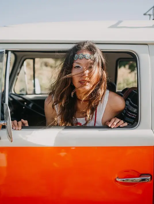 Pemeran Sandra dalam film Realita, Cinta dan Rock'n Roll itu menyarankan awak media untuk mengetahui perkembangan hubungannya dengan Dimas melalui media sosial. (Instagram/dimsanggara)